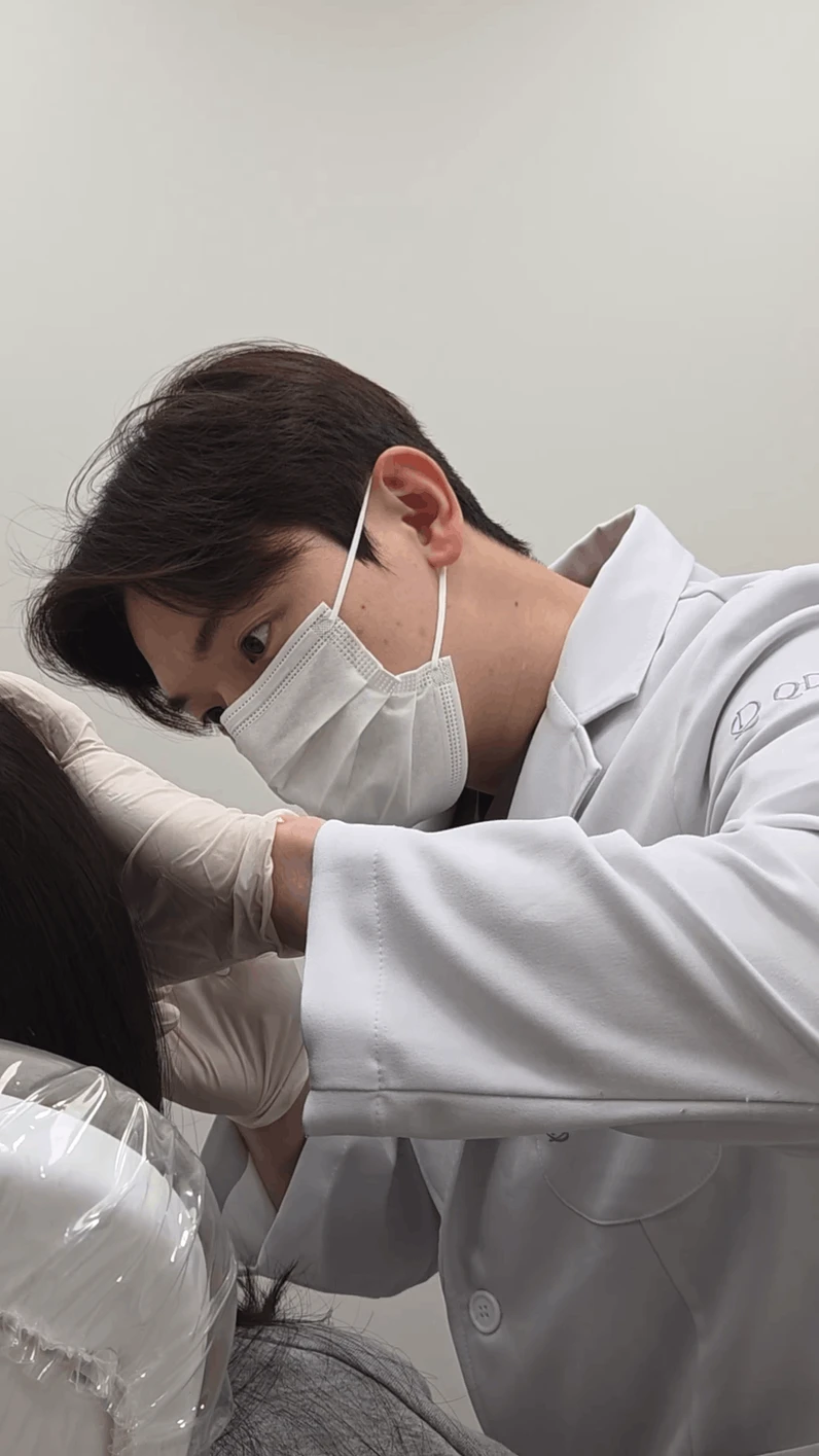 김준현 원장이 환자를 진료하는 모습 1
