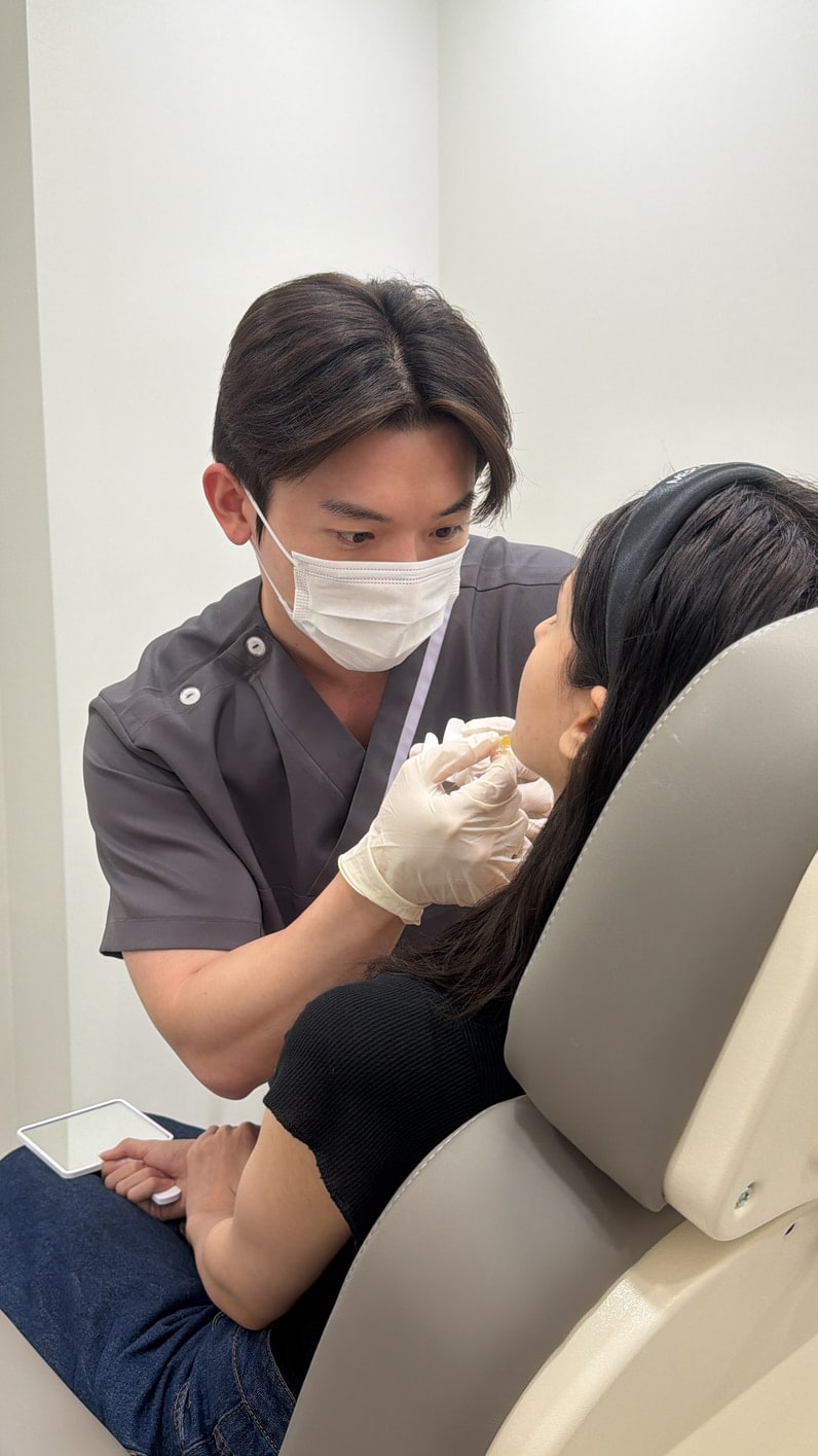 김준현 원장이 환자를 진료하는 모습 3