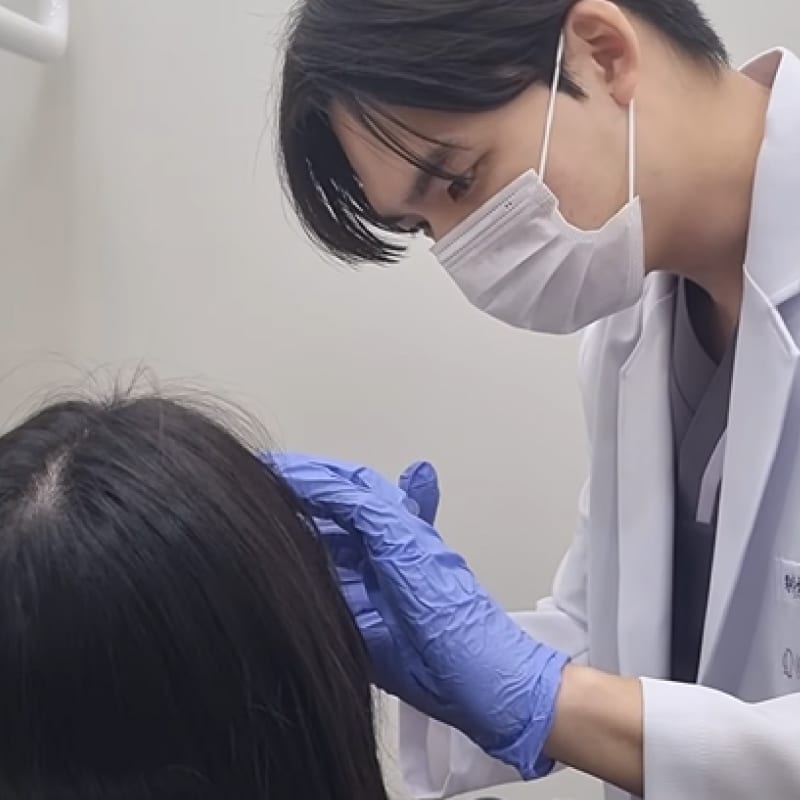 유재원 원장이 환자를 진료하는 모습 1