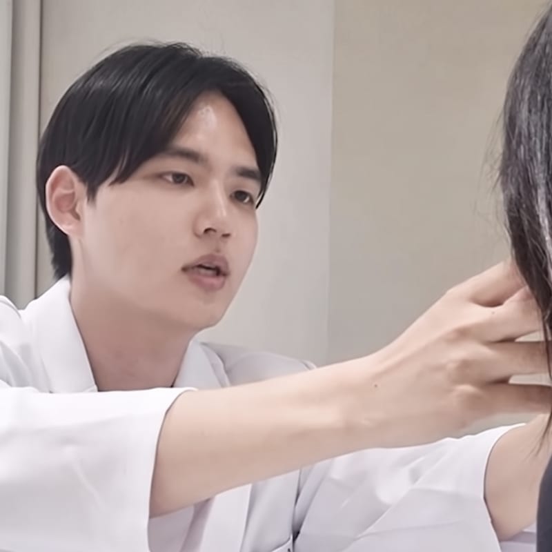 유재원 원장이 환자를 진료하는 모습 3