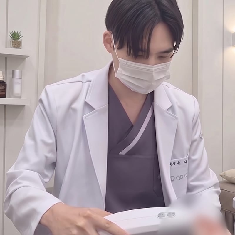 유재원 원장이 환자를 진료하는 모습 2