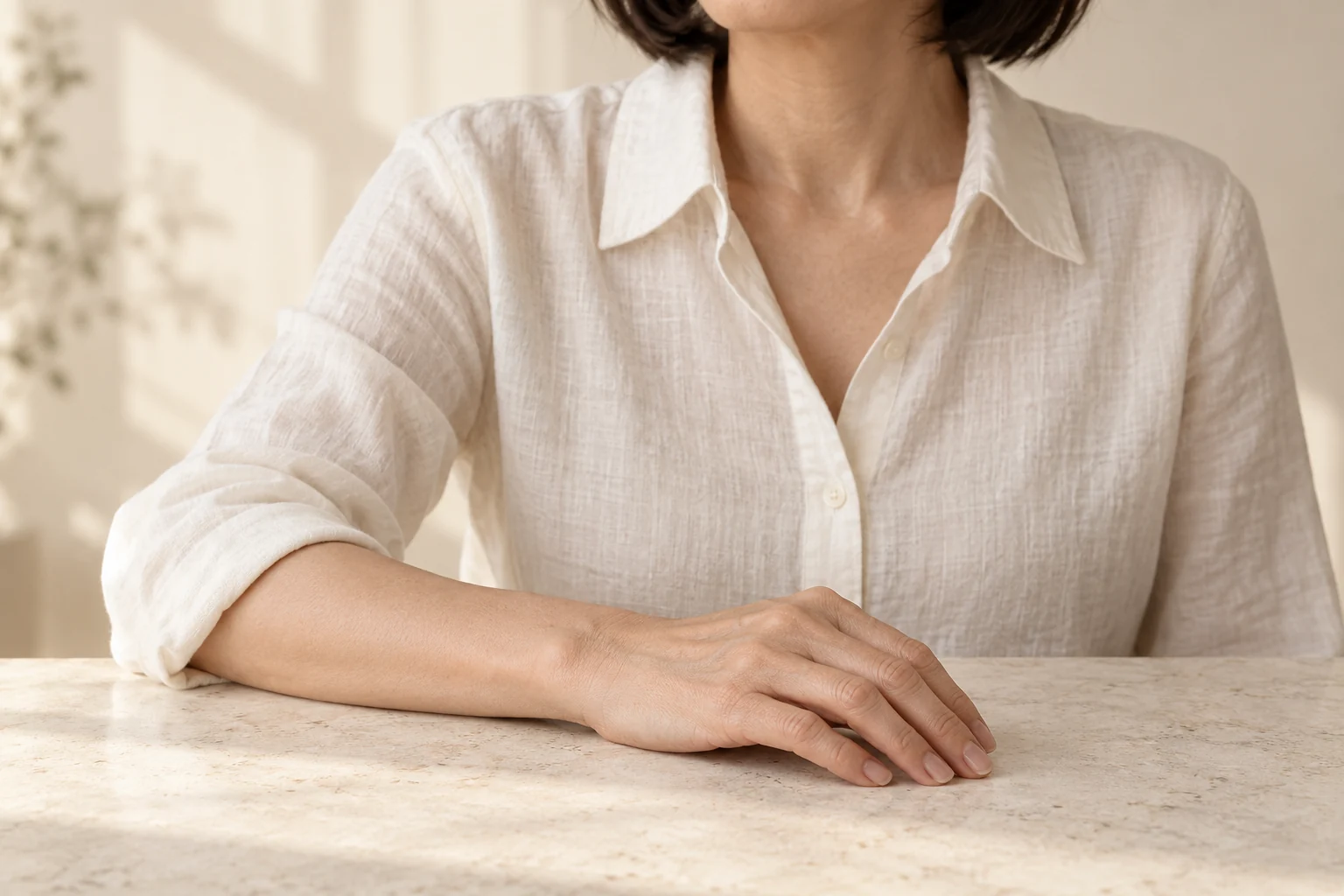 손등 볼륨 리페어 — 실제 환자나 시술 결과가 아닌 성인 모델 예시 이미지
